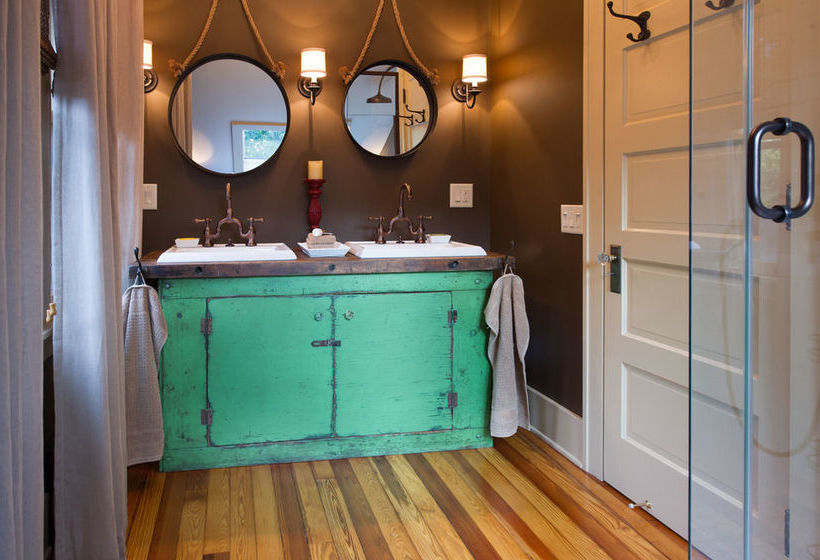 Bed and Breakfast Kara S Kottages @ W. Main St