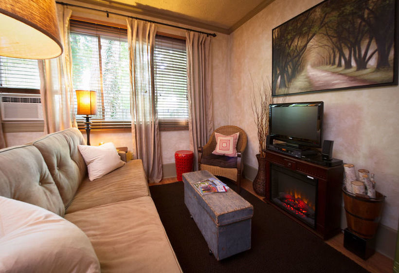 Bed and Breakfast Kara S Kottages @ W. Main St