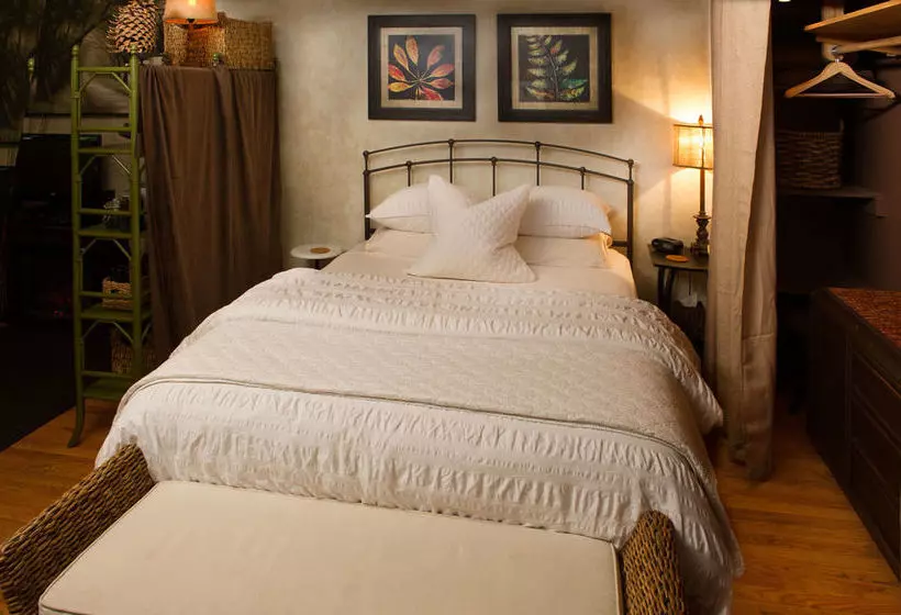 Bed and Breakfast Kara S Kottages @ W. Main St