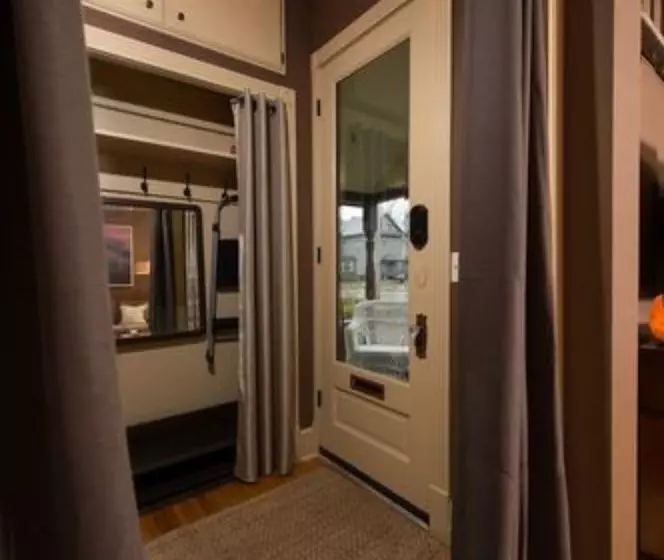 Bed and Breakfast Kara S Kottages @ W. Main St