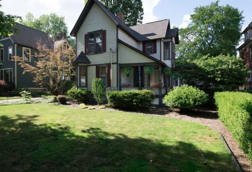 Bed and Breakfast Kara S Kottages @ W. Main St