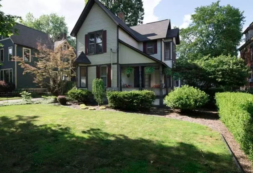 Bed and Breakfast Kara S Kottages @ W. Main St