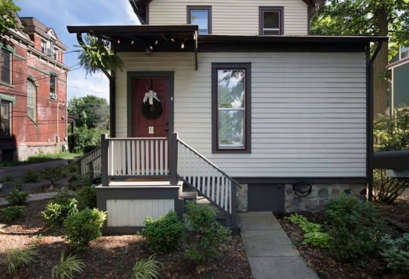 Bed and Breakfast Kara S Kottages @ W. Main St