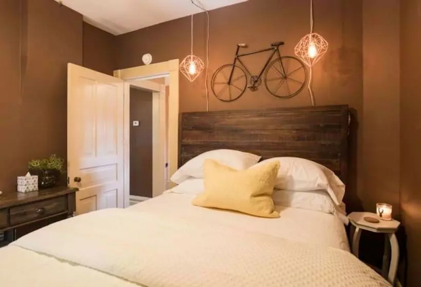 Bed and Breakfast Kara S Kottages @ W. Main St