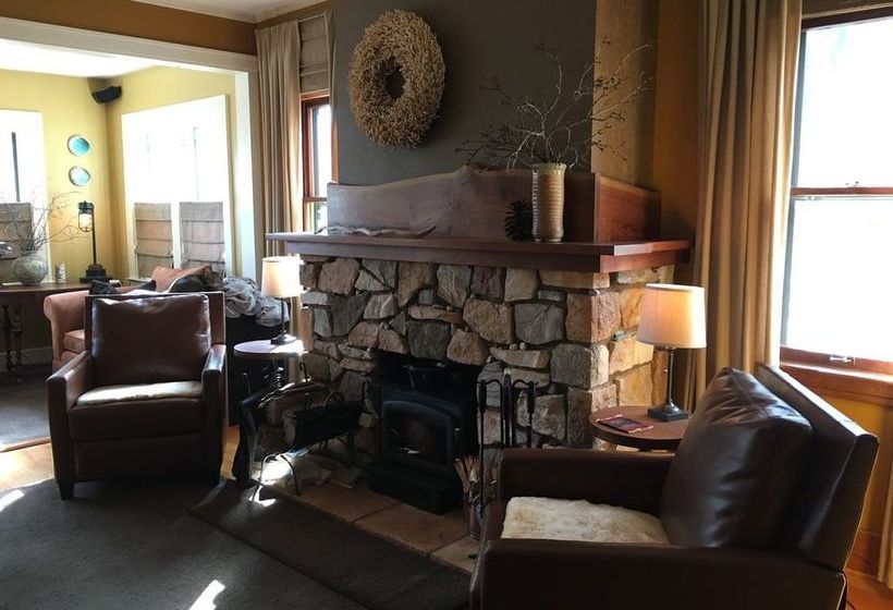 Bed and Breakfast Kara S Kottages @ W. Main St