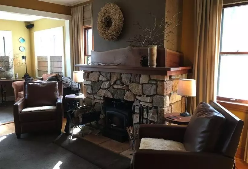 Bed and Breakfast Kara S Kottages @ W. Main St