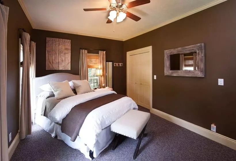 Bed and Breakfast Kara S Kottages @ W. Main St