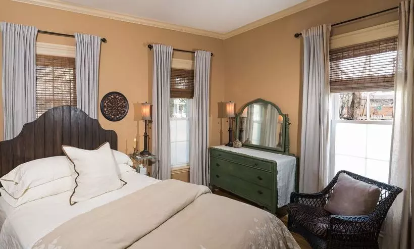 Bed and Breakfast Kara S Kottages @ W. Main St