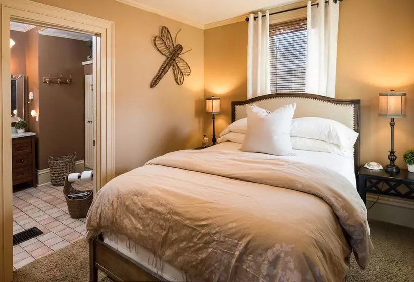 Bed and Breakfast Kara S Kottages @ W. Main St