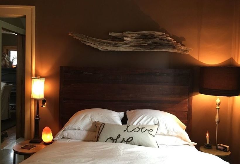 Bed and Breakfast Kara S Kottages @ W. Main St