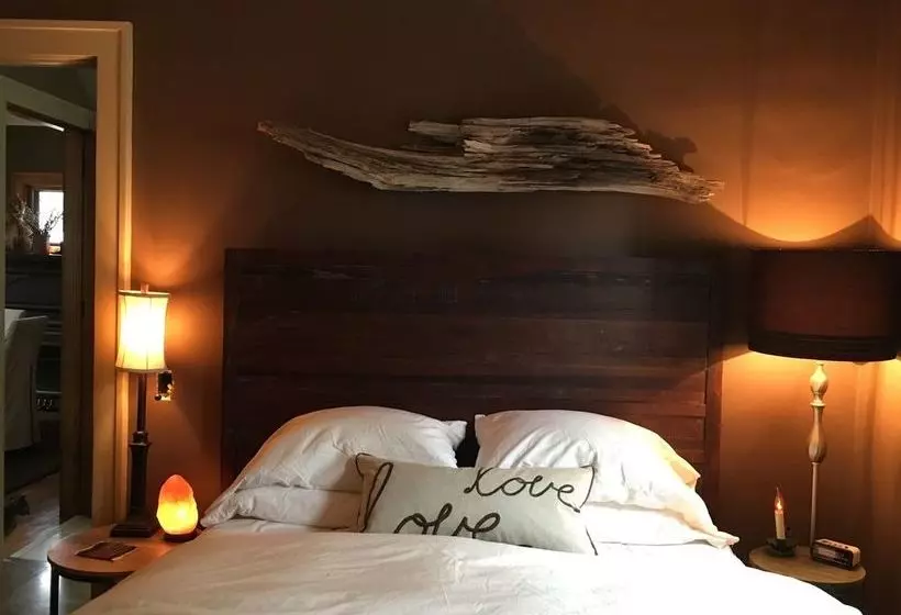 Bed and Breakfast Kara S Kottages @ W. Main St