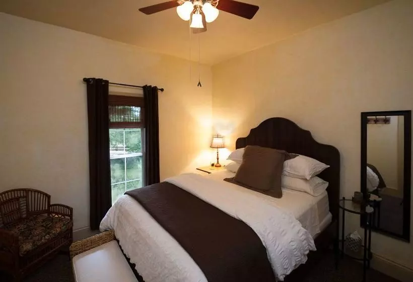 Bed and Breakfast Kara S Kottages @ W. Main St