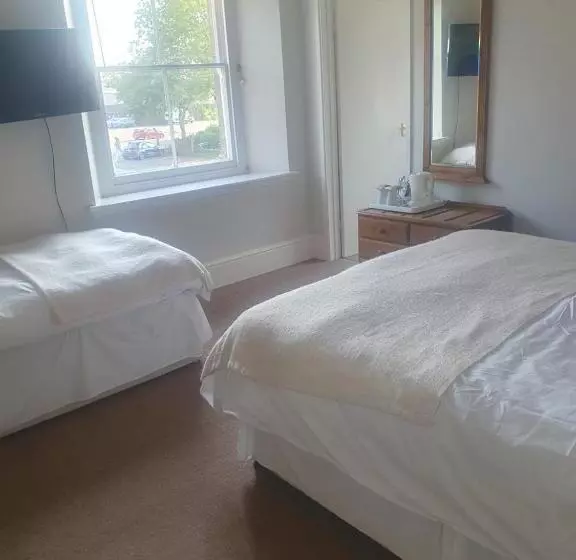 פנסיון The Shrubbery