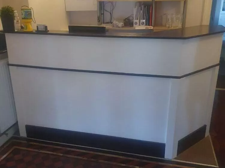 פנסיון The Shrubbery