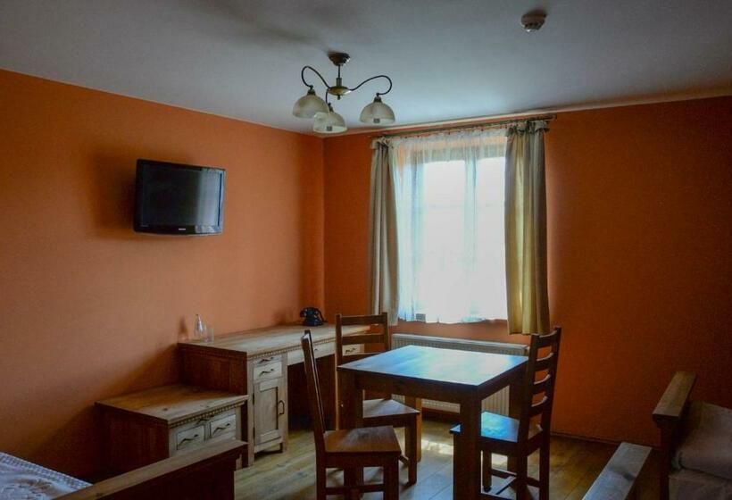 הוסטל Karczma Regionalna Hotel Gościnna Chata