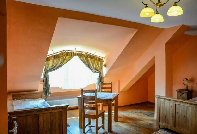 Retkeilymaja Karczma Regionalna Hotel Gościnna Chata