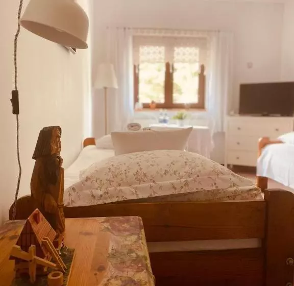 Retkeilymaja Restauracja Pensjonat Buda