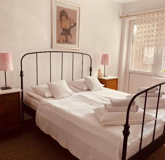 هاستل Restauracja Pensjonat Buda