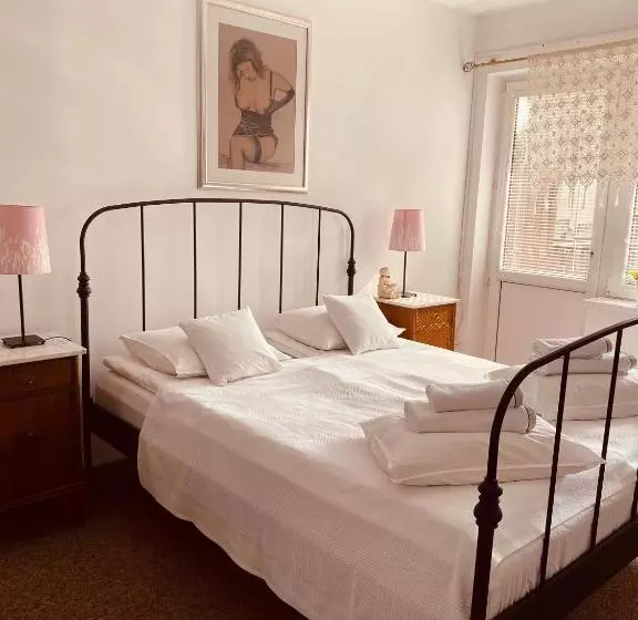 Retkeilymaja Restauracja Pensjonat Buda