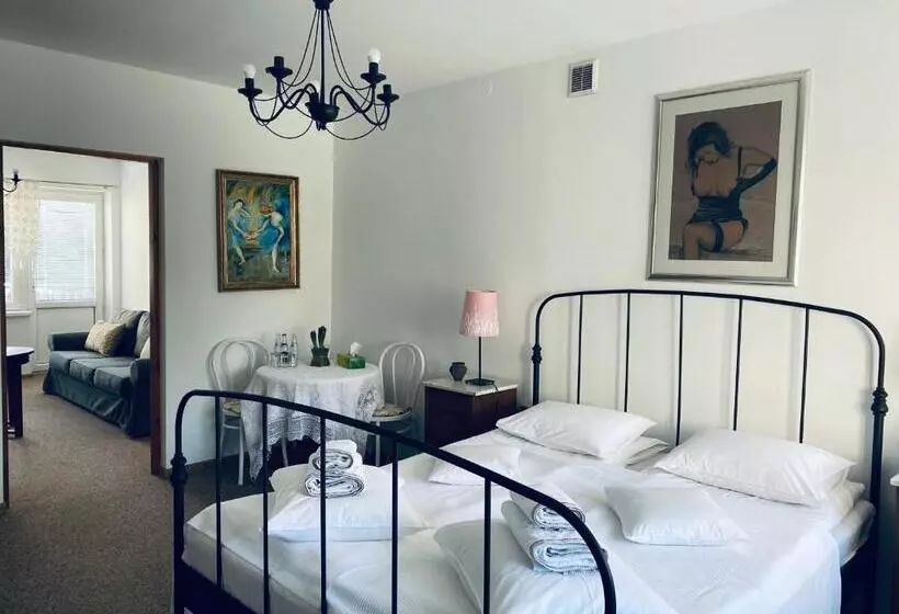 Retkeilymaja Restauracja Pensjonat Buda