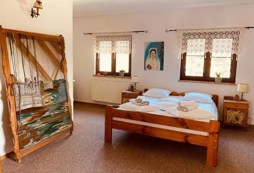 Retkeilymaja Restauracja Pensjonat Buda