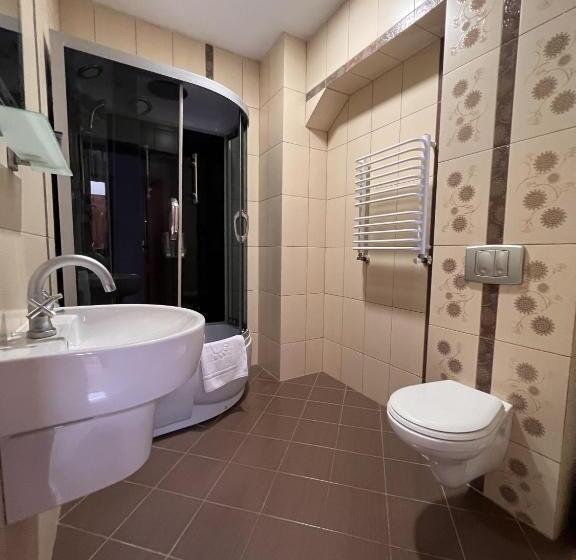 酒店 Noclegi Restauracja Boss