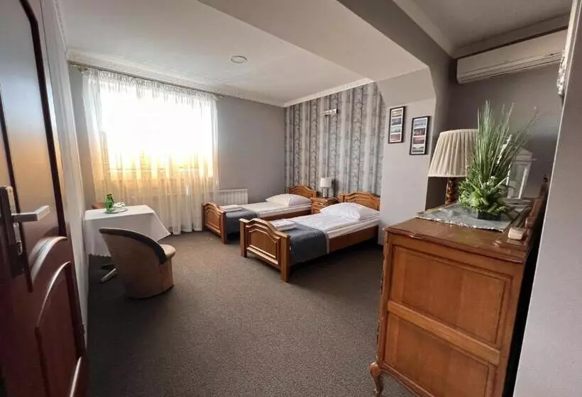 Hotelli Noclegi Restauracja Boss