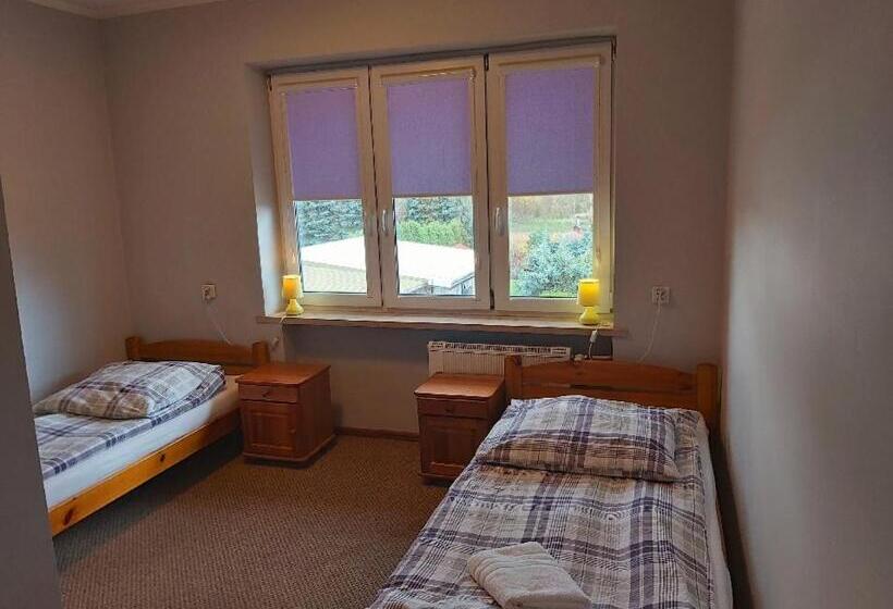 Pensionat Dom Na Folwarku Pokoje I Apartamenty, Bezpłatny Zamykany Parking Na Terenie Posesji