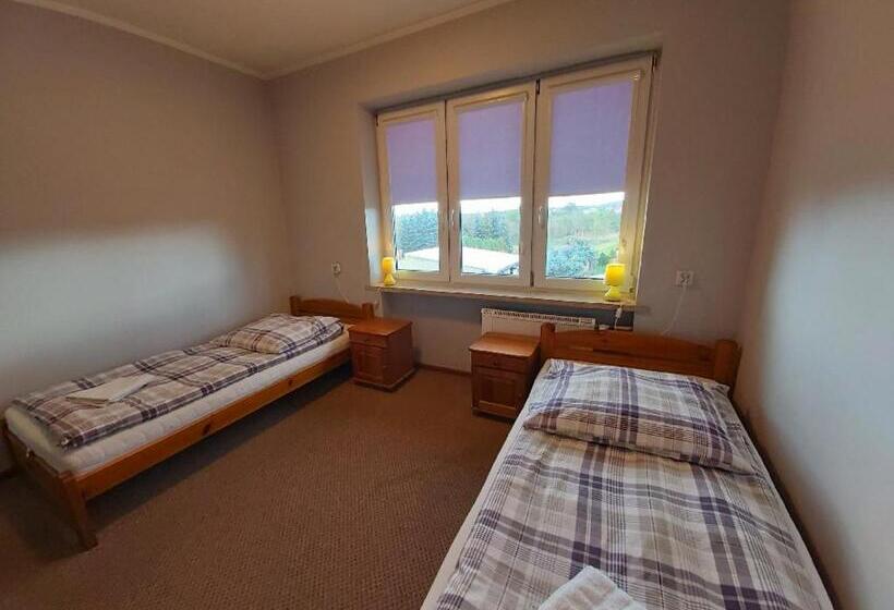 Pensionat Dom Na Folwarku Pokoje I Apartamenty, Bezpłatny Zamykany Parking Na Terenie Posesji