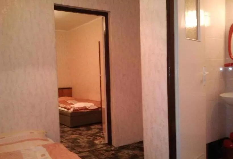 ペンション Karet Obiekt Hotelowy