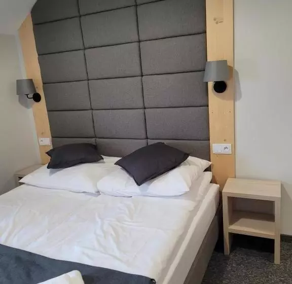 ペンション Karolowy Pokoje&apartamenty