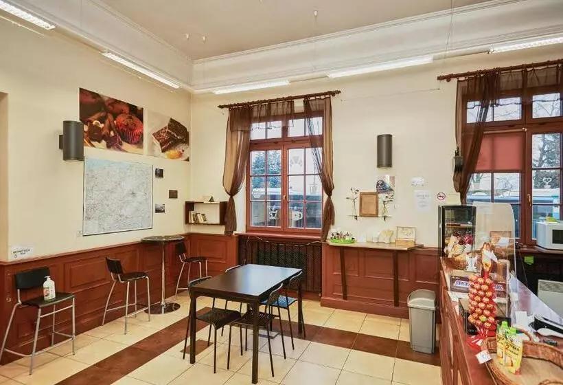 Quadrans Hostel And Caffee Na Dworcu Kolejowym Modlin 7 Min Jazdy Lotniskowym Autobusem Wahadłowym