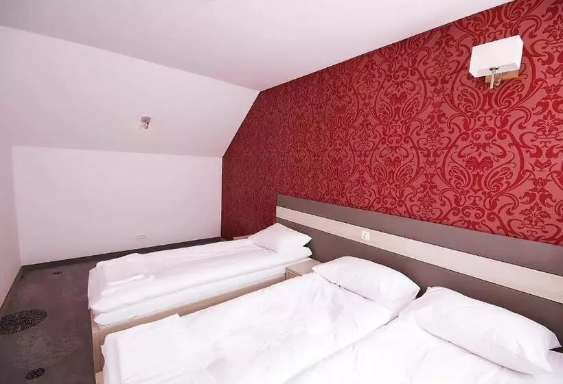 Retkeilymaja Zajazd Sebory