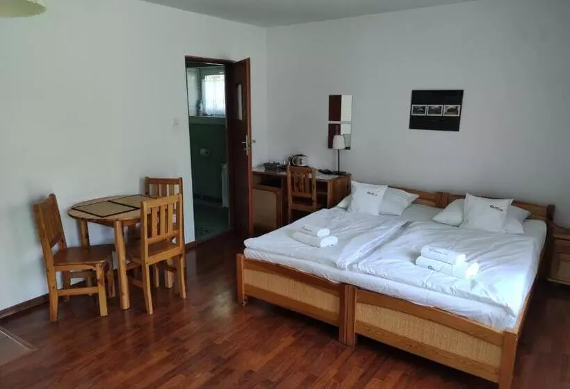 Aamiaismajoitus (B&B) Rezydencja Bukowy Dwór