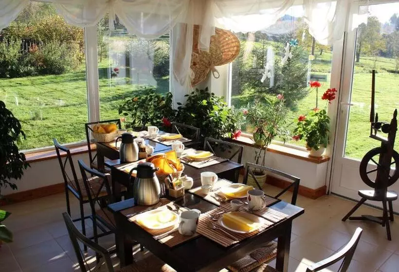 Aamiaismajoitus (B&B) Rezydencja Bukowy Dwór