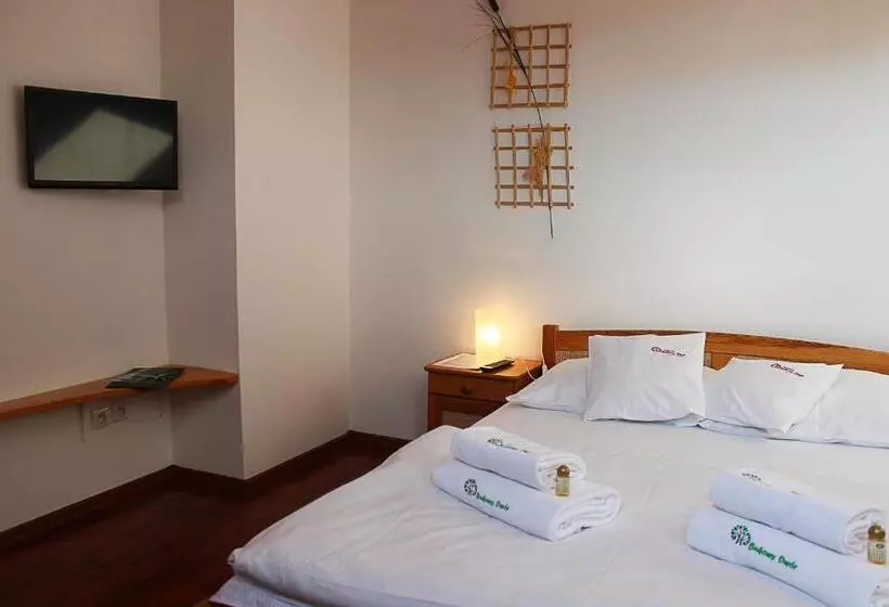 Aamiaismajoitus (B&B) Rezydencja Bukowy Dwór