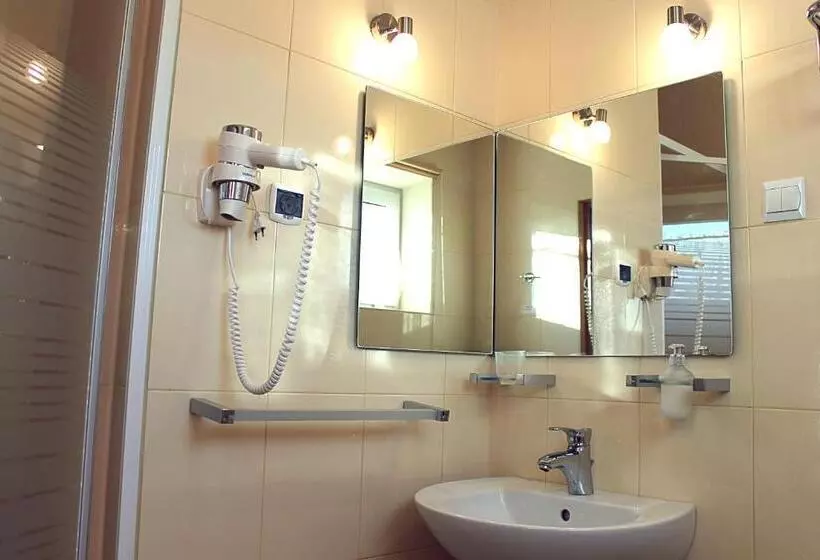 Aamiaismajoitus (B&B) Rezydencja Bukowy Dwór