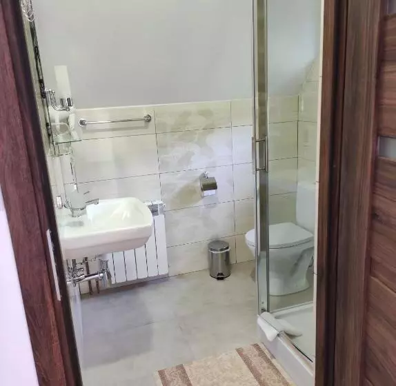 Aamiaismajoitus (B&B) Rezydencja Bukowy Dwór