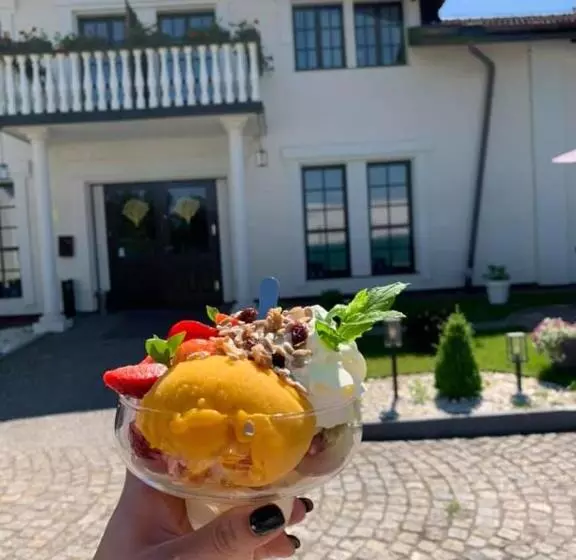 Szafirowy Dwór Hotel & Restauracja