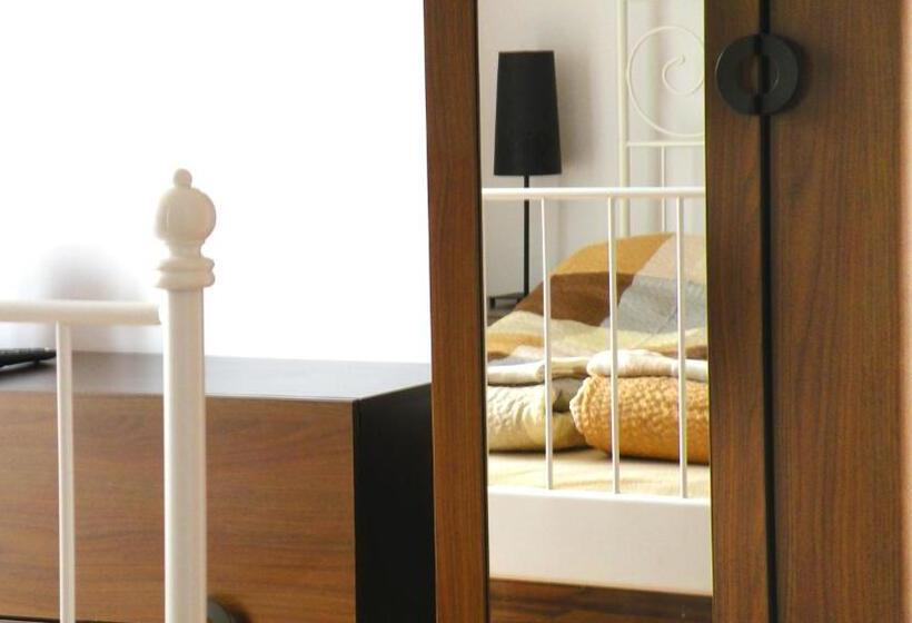 הוסטל Route 7 Rooms