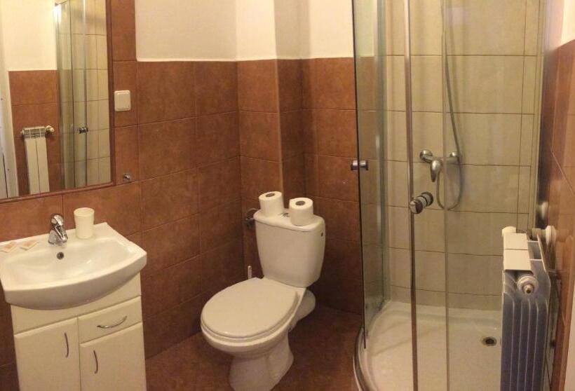 הוסטל Route 7 Rooms