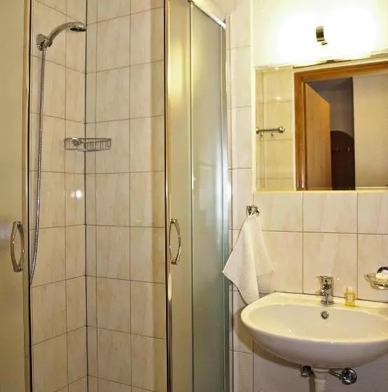 Hotelli Noclegi Helvet