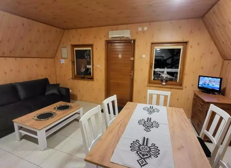 استراحتگاه Domki Bieszczady Siedlisko Harenda