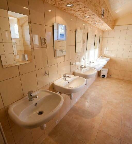 Schronisko Młodzieżowe Ptsm Matecznik