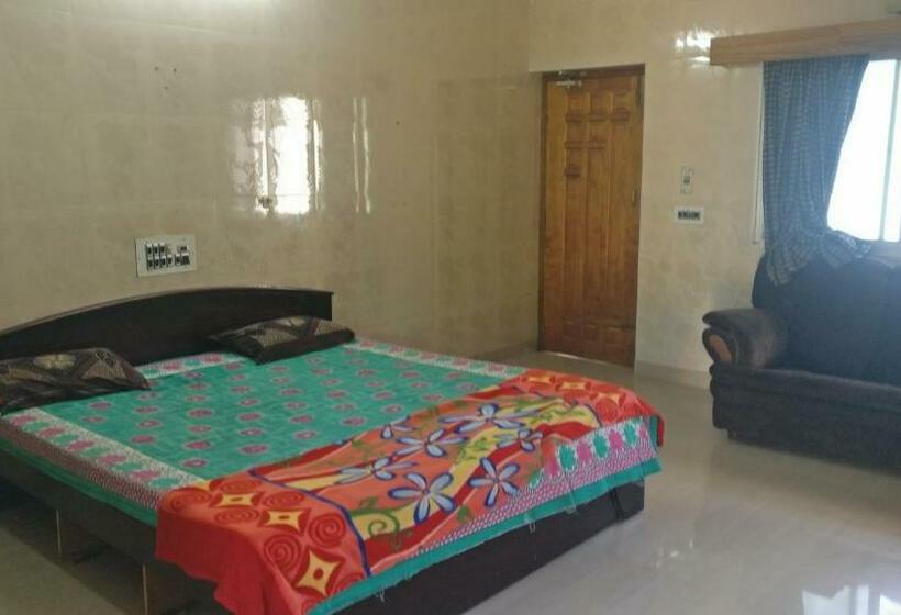 פנסיון Vvv Sathish Guest House