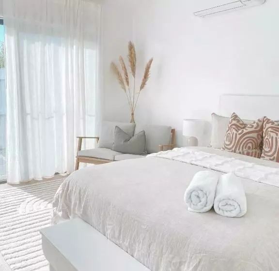 پانسیون The Hideaway   Guest House