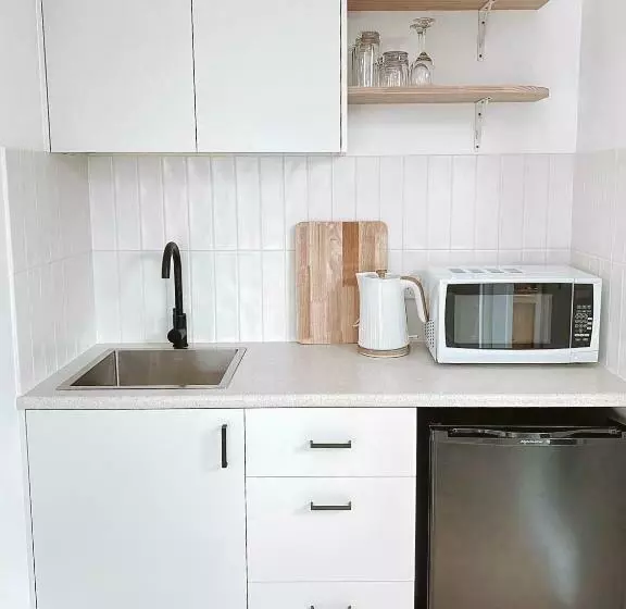 پانسیون The Hideaway   Guest House