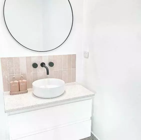 پانسیون The Hideaway   Guest House