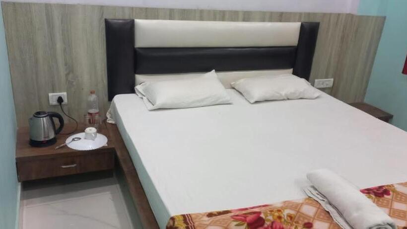 Staymaker Hotel Raj Banquet