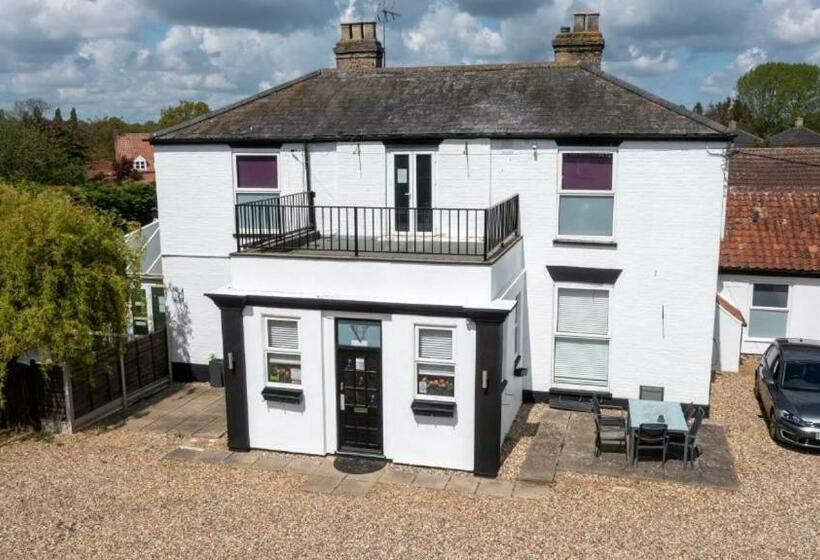 Отель Watton Vibe